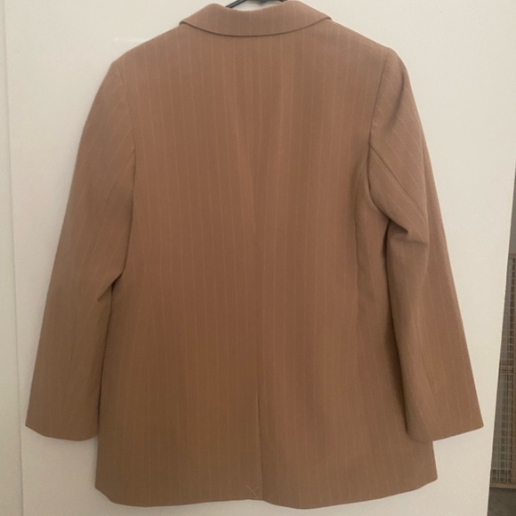 *NWT* Express Women’s Oversized Tan Pinstripe Blazer - Picture 2 of 4